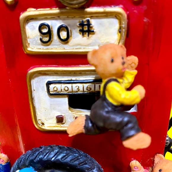 GAS PUMP & BEARS MUSICAL WIND UP DUAL MOVING BEARS REVOLVING TIRE COLLECTIBLE - Picture 5 of 16